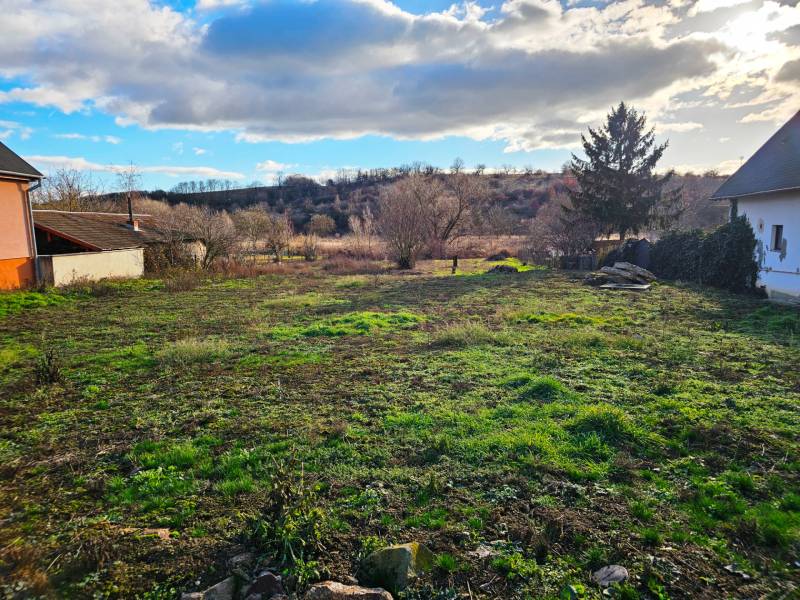 Predáme stavebný pozemok o výmere 1000 m2 v obci Čifáre, okr. Nitra - Pozemok na bývanie v obci Čifáre na ulici Čifáre, s trávnatým povrchom a okolím.