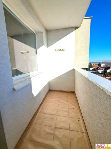 Na Predaj  4-izb. byt, Hornádska 28, Bratislava. - Balkón 4-izbového bytu, s výhľadom na strechy domov a jasnou oblohou.