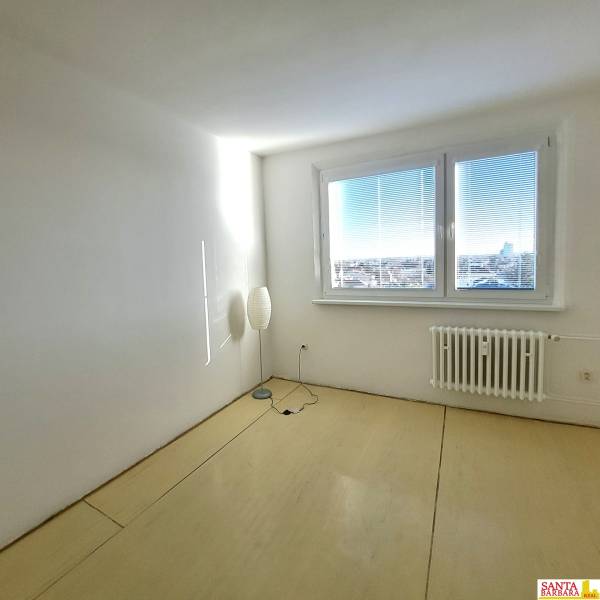 Na Predaj  4-izb. byt, Hornádska 28, Bratislava. - Svetlá izba s podlahou s dreveným dekorom v 4-izbovom byte.