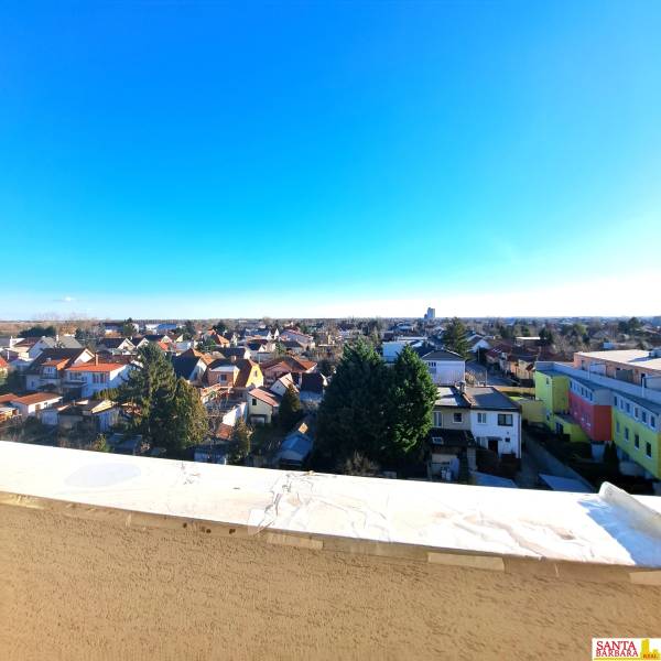 Na Predaj  4-izb. byt, Hornádska 28, Bratislava. - Výhľad na mesto z terasy bytového komplexu, štvrť Bratislava - Medzi jarkami, Hornadska.