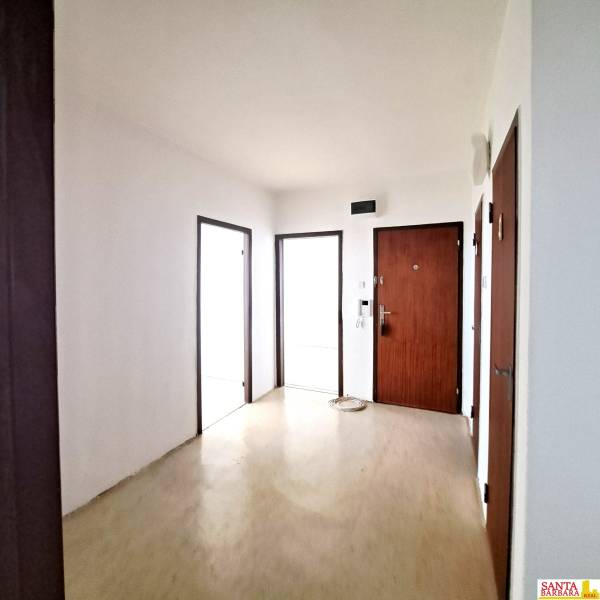 Na Predaj  4-izb. byt, Hornádska 28, Bratislava. - Vstupná hala štvorizbového bytu s podlahou s dreveným dekorom a drevenými dverami.