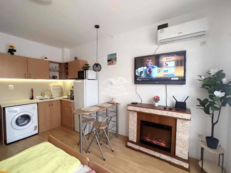 Predaj, štúdio 27 m2, rezort Sunny day, Slnečné pobrežie, Bulharsko - Rekreačný apartmán s kuchynským kútom, vstavaným krbom a podlahou s dreveným dekorom.