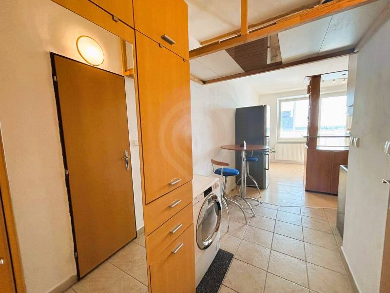 Slnečný dvojizbový byt – 43,5 m² v Bratislave – Vajnory - Vstupná hala 2-izbového bytu s kachličkami a vybaveným kuchynským kútom.