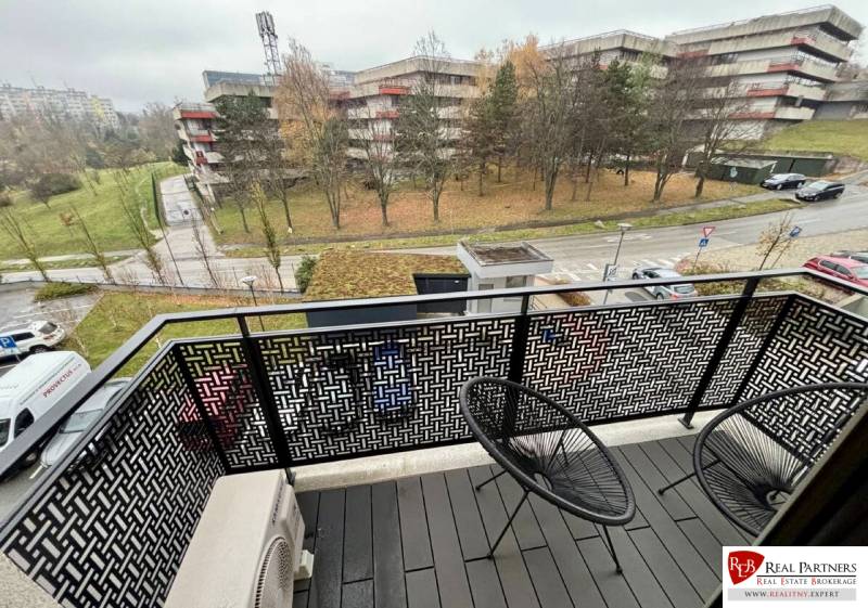 Prenájom 2-izbového bytu CUBICON  - Balkón 2-izbového bytu na Starých Gruntoch, Bratislava - Karlova Ves s výhľadom na okolie.