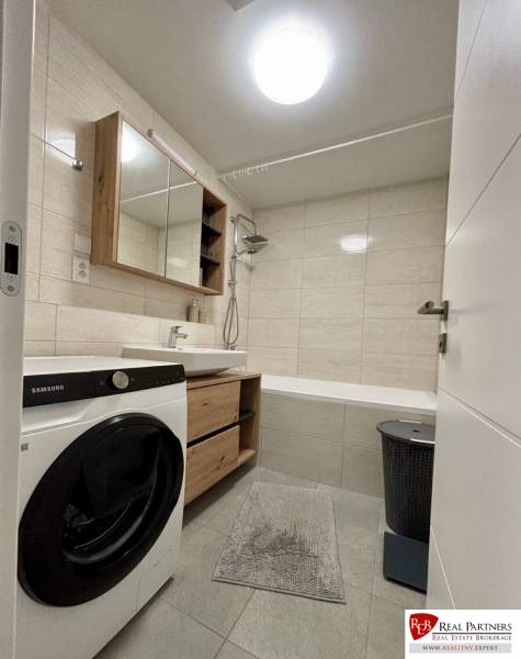 Prenájom 2-izbového bytu CUBICON  - Kúpeľňa v 2-izbovom byte s vaňou, umývadlom, práčkou a úložným priestorom.