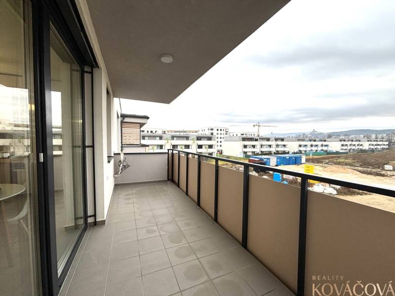 Na prenájom 3 izb. byt, Trenčín, ul.Vl.Predmerského, park.miesto,garáž - Balkón ponúka výhľad na výstavbu v Trenčíne na ulici Vladimíra Predmerského.