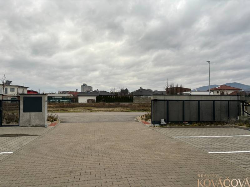 Na prenájom 3 izb. byt, Trenčín, ul.Vl.Predmerského, park.miesto,garáž - Pohľad na vstupnú bránu na Vladimíra Predmerského v Trenčíne, okolie 3-izbových bytov.