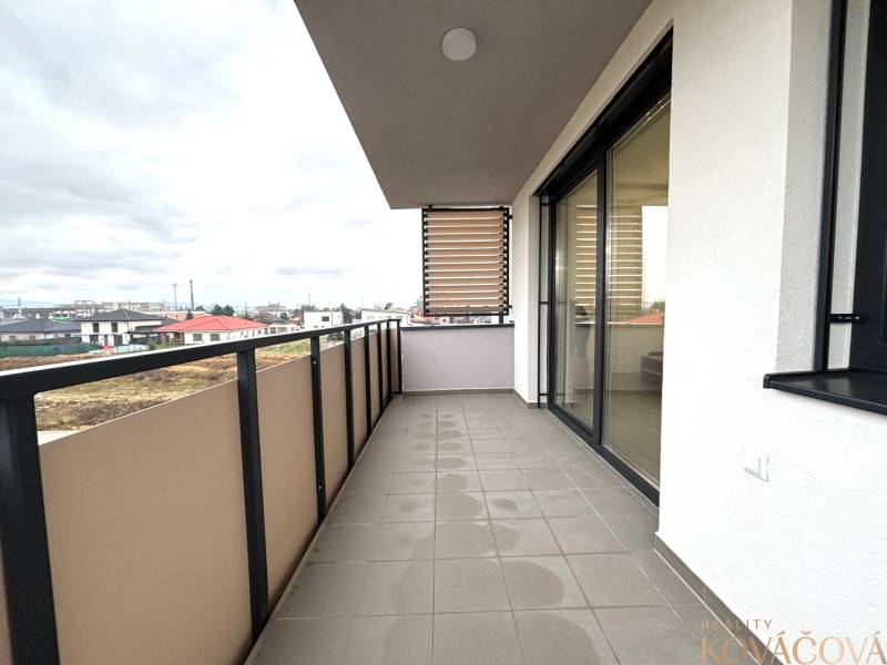 Na prenájom 3 izb. byt, Trenčín, ul.Vl.Predmerského, park.miesto,garáž - Balkón 3-izbového bytu na Vladimíra Predmerského v Trenčíne s výhľadom na okolie.