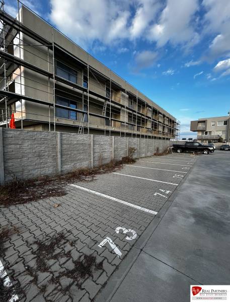 Prenájom parkovacieho miesta Javorová, Dunajská Lužná - Budova so lešením na ulici Javorová v Dunajskej Lužnej, Zvláštne nehnuteľnosti.