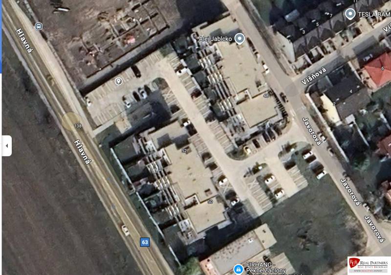 Prenájom parkovacieho miesta Javorová, Dunajská Lužná - Letecký pohľad na parkovisko a budovy na Hlavnej ulici v Dunajskej Lužnej.