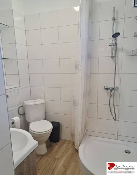 Prenájom útulný 2,5-izbový byt so záhradkou Vajnory - Kúpeľňa v 3-izbovom byte s vaňou, sprchou a dlažbou s dreveným dekorom.