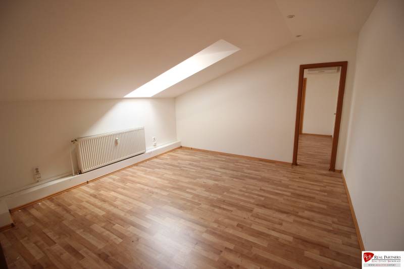 Ponúka na predaj budovu - centrum Senca - NOVÁ SUPER CENA  - Podkrovná miestnosť s drevenou podlahou a strešným oknom na ulici Mierové nám.