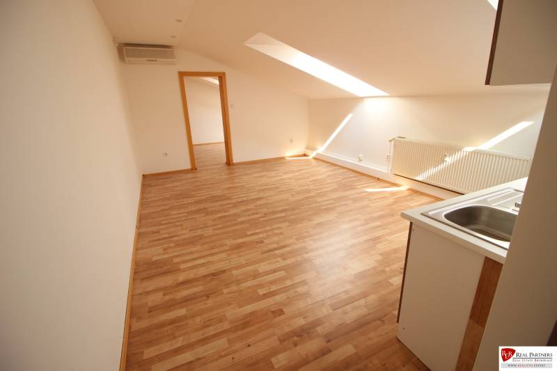 Ponúka na predaj budovu - centrum Senca - NOVÁ SUPER CENA  - Svetlý podkrovný byt s drevenou podlahou, kuchynskou linkou a radiátorom na Mierovom nám.