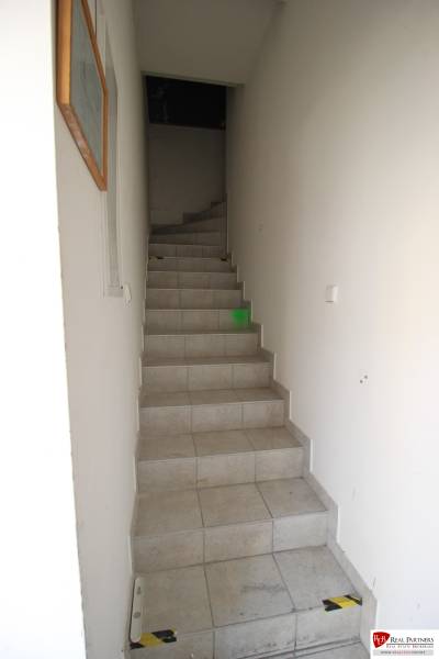 Ponúka na predaj budovu - centrum Senca - NOVÁ SUPER CENA  - Na obrázku sú úzke schody v interiéri na ulici Mierové nám. a budova.