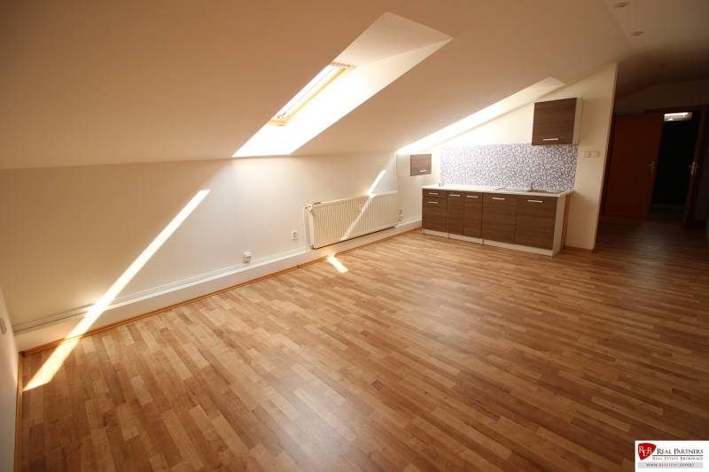 Ponúka na predaj budovu - centrum Senca - NOVÁ SUPER CENA  - Podkrovný byt s drevenou podlahou a jednoduchou kuchyňou pri svetle na Mierovom námestí.