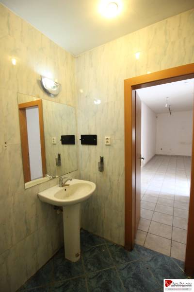 Ponúka na predaj budovu - centrum Senca - NOVÁ SUPER CENA  - Kúpeľňa s umývadlom, zrkadlom a kachličkami na Mierové nám. v Budove.