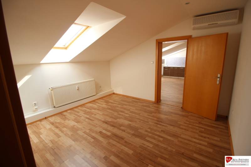 Ponúka na predaj budovu - centrum Senca - NOVÁ SUPER CENA  - Podkrovná izba s drevenou podlahou a strešným oknom, na ulici Mierové nám. a budova.