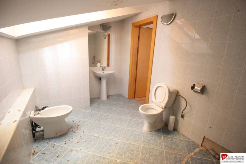 Ponúka na predaj budovu - centrum Senca - NOVÁ SUPER CENA  - Kúpeľňa so svetlom prenikajúcim cez strechu. Ulica Mierové nám. má čistú budovu.