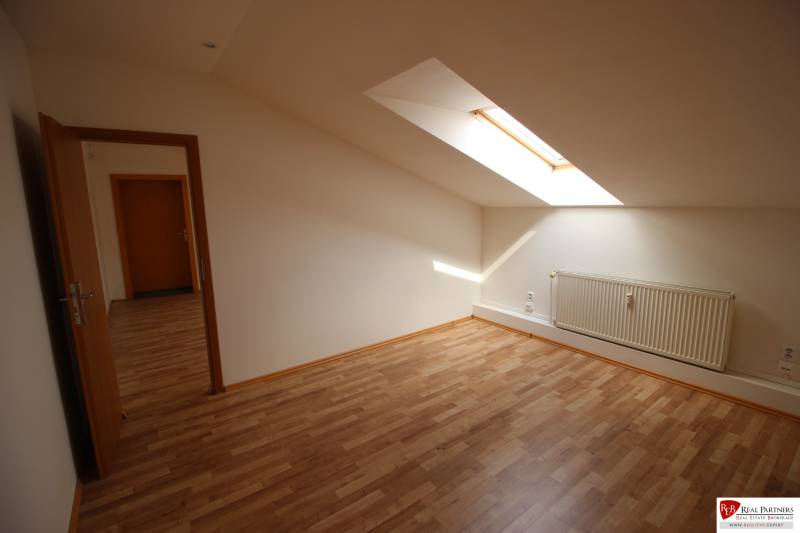 Ponúka na predaj budovu - centrum Senca - NOVÁ SUPER CENA  - Podkrovná miestnosť s oknom na ulici Mierové nám. a Budova, drevená podlaha, radiátor.