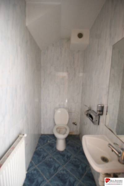 Ponúka na predaj budovu - centrum Senca - NOVÁ SUPER CENA  - Kúpeľňa s toaletou, umývadlom a dlažbou na ulici Mierové nám. pri budove.