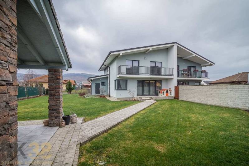 Výhodná cena: Rodinný dom v tichej lokalite v obci Spišské Bystré - Rodinný dom na Krátkej ulici v Spišskom Bystrom s udržiavaným trávnikom a prístreškom.