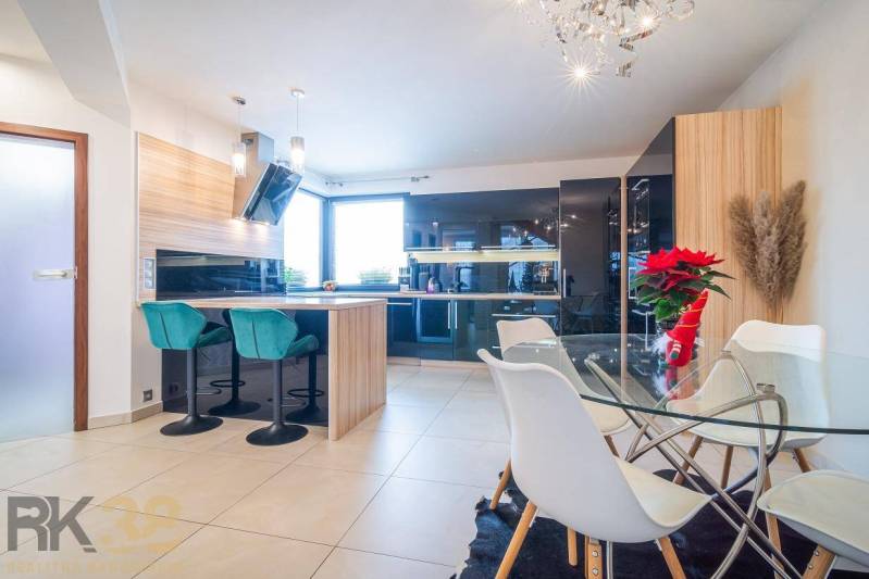 Výhodná cena: Rodinný dom v tichej lokalite v obci Spišské Bystré - Jasná kuchyňa s jedálenským stolom a barovými stoličkami v rodinnom dome.