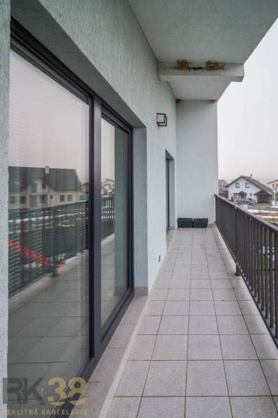 Výhodná cena: Rodinný dom v tichej lokalite v obci Spišské Bystré - Balkón Rodinného domu na Krátkej ulici v Spišskom Bystrom s dlažbou a skleneným zábradlím.