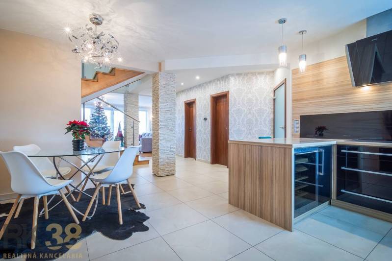 Výhodná cena: Rodinný dom v tichej lokalite v obci Spišské Bystré - Interiér rodinného domu s jedálenským stolom, schodiskom a vianočným stromčekom.