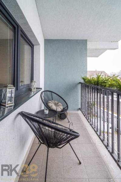 Výhodná cena: Rodinný dom v tichej lokalite v obci Spišské Bystré - Balkón rodinného domu s pohodlnými kreslami a stolíkom, Krátka ulica, Spišské Bystré.