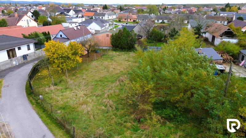 Stavebný pozemok 882 m² | Gajary - Záber na pozemok v Gajaroch, určený na bývanie, obklopený okolím domov.