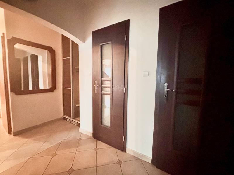 Predaj: Veľkometrážny 3+1 byt v Turzovke - Chodba v 3-izbovom byte s dlažbou, zrkadlom a tmavými dverami.