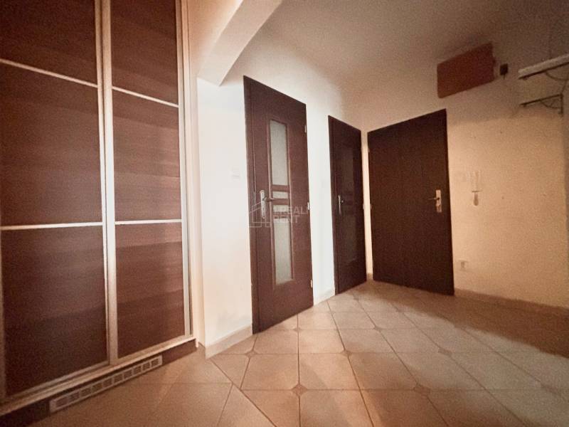 Predaj: Veľkometrážny 3+1 byt v Turzovke - Chodba v 3-izbovom byte s tmavými dverami a vstavanou skriňou.