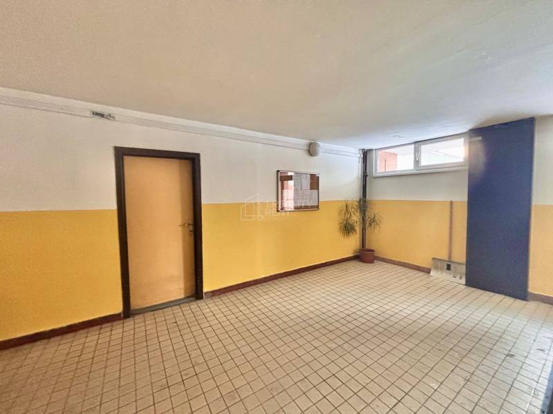 Predaj: Veľkometrážny 3+1 byt v Turzovke - Chodba v budove 3-izbového bytu s dlažbou, dverami a rastlinou v rohu.