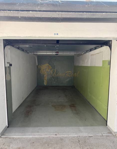 Garáž ul. Eisnerova, Devínska Nová Ves - Prázdna garáž na Eisnerovej ulici v Devínskej Novej Vsi, Bratislava.