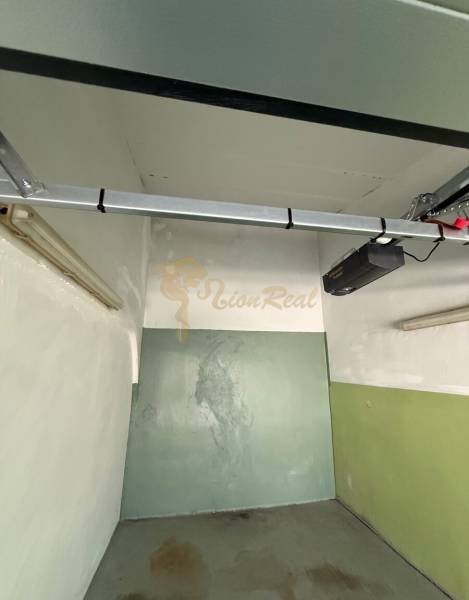 Garáž ul. Eisnerova, Devínska Nová Ves - Garáž s bielymi a zelenými stenami, betónovou podlahou, Bratislava - Devínska Nová Ves, Eisnerova.