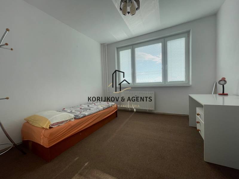 PRENÁJOM, 3 izbový byt na Fábryho ulici, Košice - Dargovských Hrdinov - Jednoduchá spálňa s posteľou, písacím stolom a kobercovým povrchom v 3-izbovom byte.