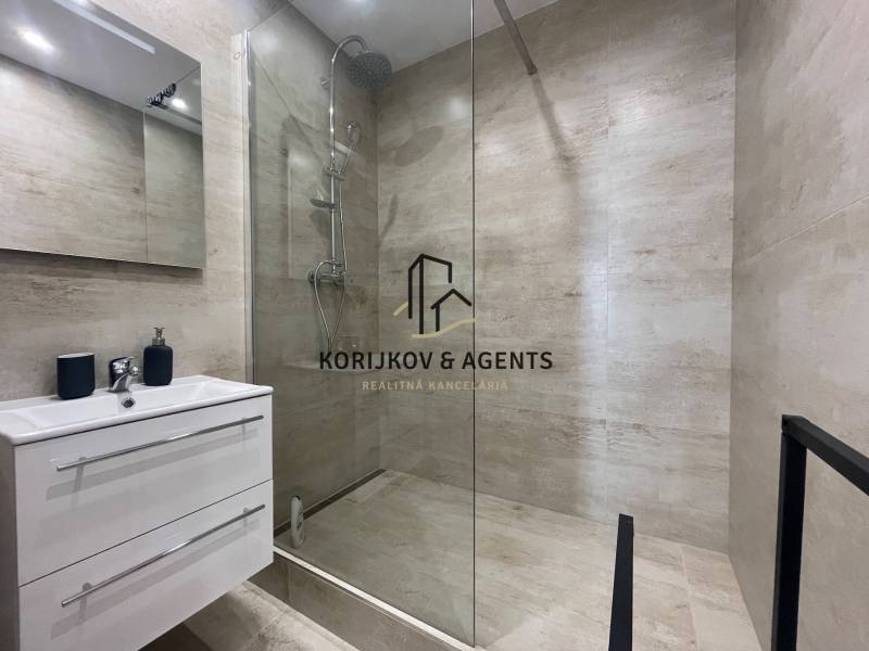 PRENÁJOM, 3 izbový byt na Fábryho ulici, Košice - Dargovských Hrdinov - Kúpeľňa v 3-izbovom byte so sprchovacím kútom a úložným priestorom pod umývadlom.