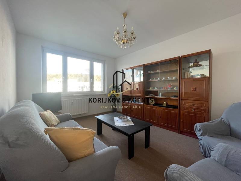 PRENÁJOM, 3 izbový byt na Fábryho ulici, Košice - Dargovských Hrdinov - Obývacia izba v 3-izbovom byte s pohovkou, kreslami a obývacou stenou.