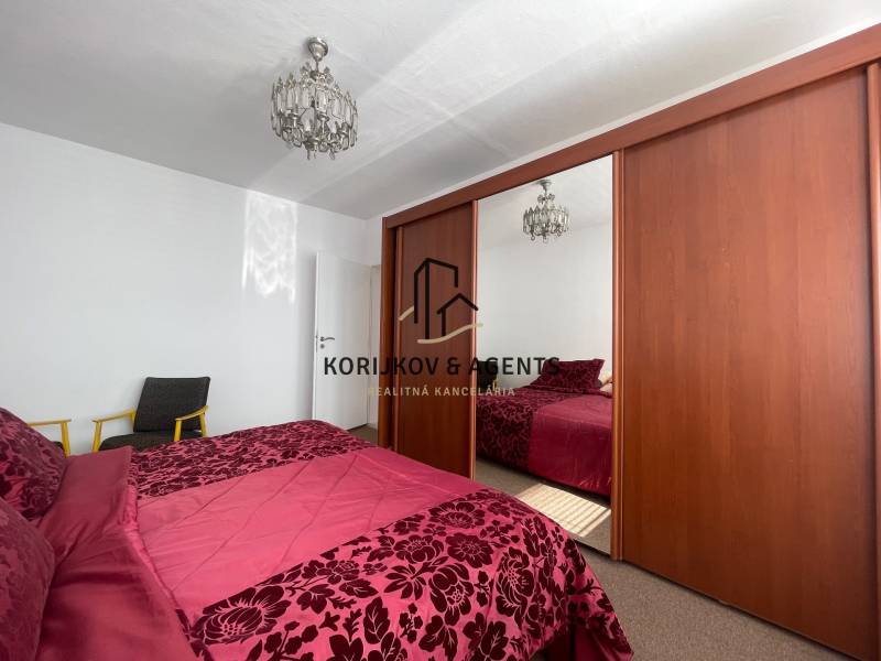 PRENÁJOM, 3 izbový byt na Fábryho ulici, Košice - Dargovských Hrdinov - Spálňa s veľkou skriňou, lustrom a posteľou v 3-izbovom byte.