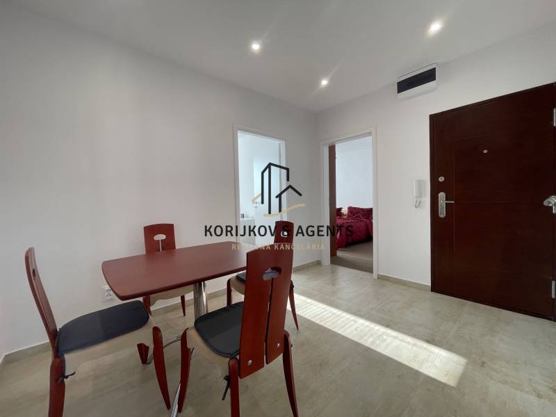 PRENÁJOM, 3 izbový byt na Fábryho ulici, Košice - Dargovských Hrdinov - Jedálenský stôl a stoličky v predsieni 3-izbového bytu s dlažbou.