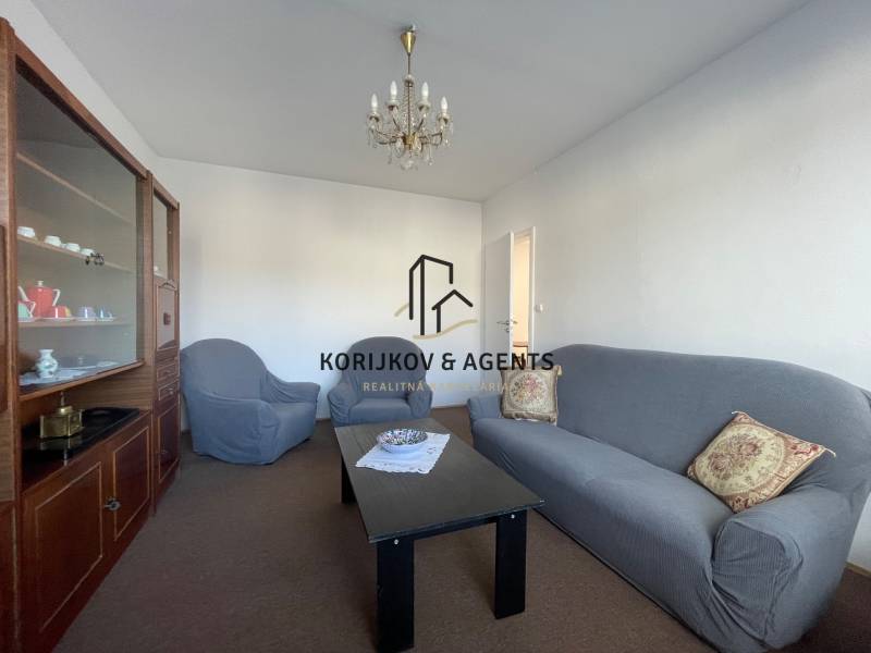 PRENÁJOM, 3 izbový byt na Fábryho ulici, Košice - Dargovských Hrdinov - Obývacia izba v 3-izbovom byte s pohodlnou pohovkou, kreslami a vitrínou.