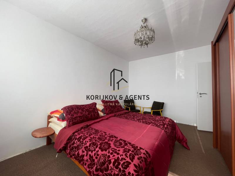 PRENÁJOM, 3 izbový byt na Fábryho ulici, Košice - Dargovských Hrdinov - Spálňa s posteľou so vzorovaným obliečaním, stropným svietidlom a šatníkovou skriňou v 3-izbovom byte.