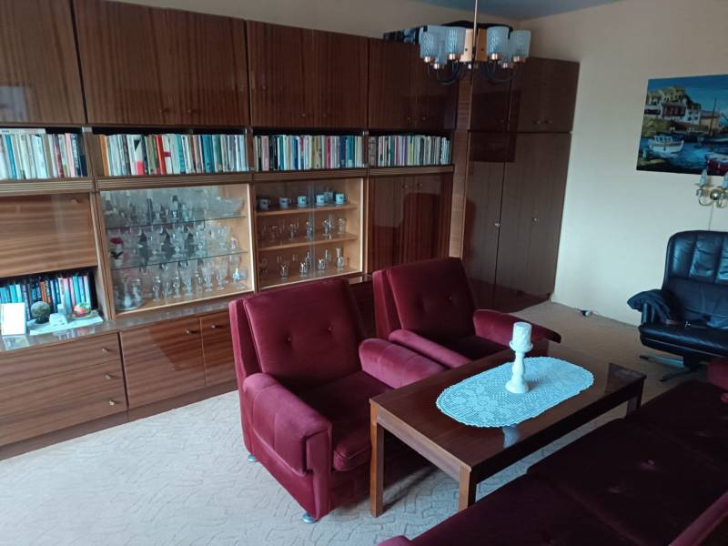 Na predaj veľkometrážny 3 izbový byt Žarnovica - Obývacia izba so starožitnou vínovou sedacou súpravou a vitrínou v 3-izbovom byte.