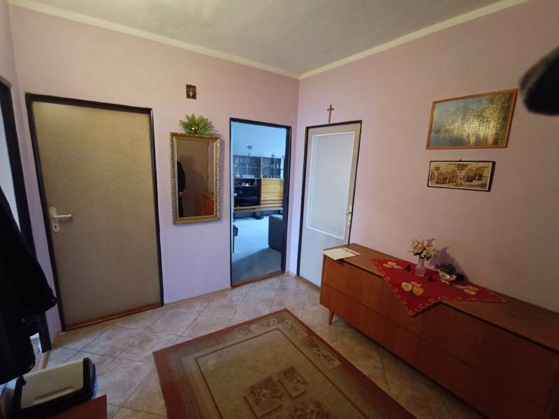 Na predaj veľkometrážny 3 izbový byt Žarnovica - Chodba s nábytkom, kobercom a dekoráciami v 3-izbovom byte.