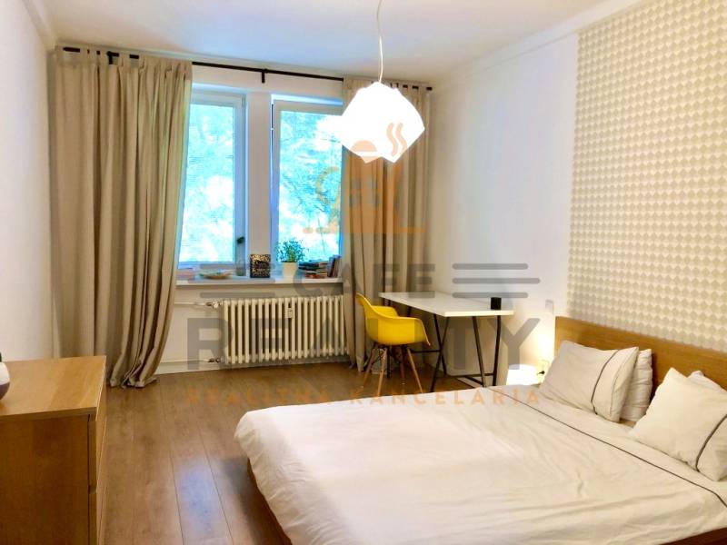 Na prenájom 2 izbový byt, 56 m2, Bratislava, Staré Mesto, Björnsonova - Spálňa v 2-izbovom byte s podlahou s dreveným dekorom a pracovným stolom.