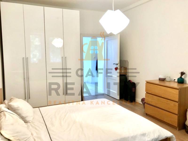 Na prenájom 2 izbový byt, 56 m2, Bratislava, Staré Mesto, Björnsonova - Spálňa v 2-izbovom byte s bielou skriňou, posteľou a komodou.