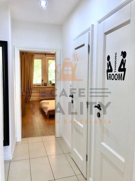 Na prenájom 2 izbový byt, 56 m2, Bratislava, Staré Mesto, Björnsonova - Chodba v 2-izbovom byte s bielymi stenami a dlažbou.