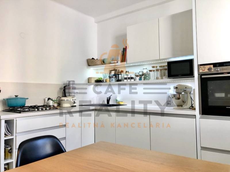 Na prenájom 2 izbový byt, 56 m2, Bratislava, Staré Mesto, Björnsonova - Kuchyňa v 2-izbovom byte s bielymi skrinkami a zabudovanými spotrebičmi.