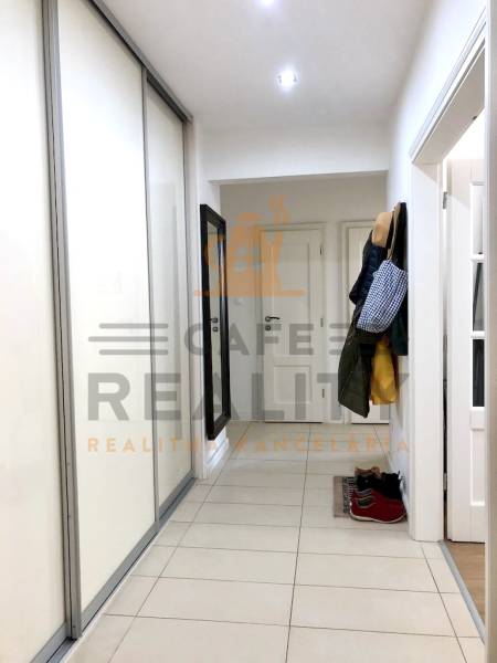 Na prenájom 2 izbový byt, 56 m2, Bratislava, Staré Mesto, Björnsonova - Chodba s dlažbou a skriňou v 2-izbovom byte, s vešiakmi na oblečenie.