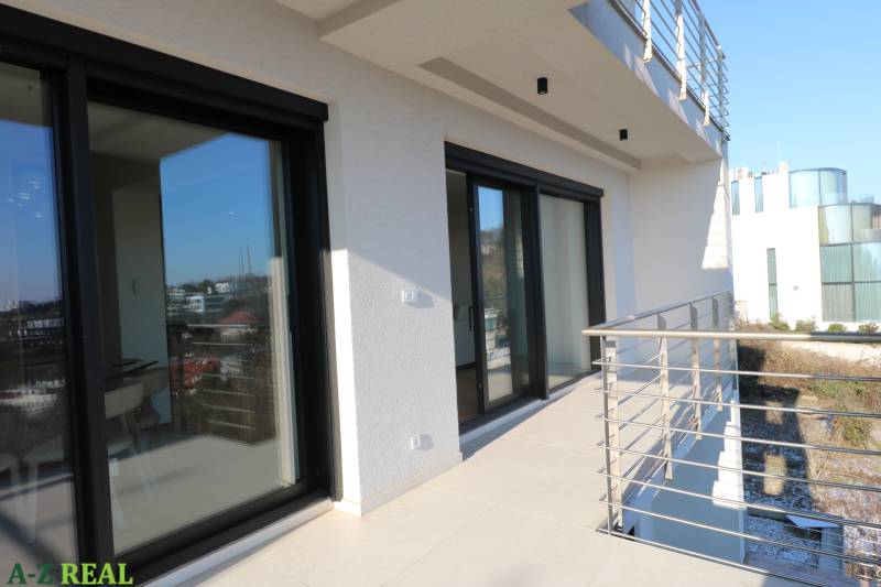 Prenájom 4 izbového bytu s krásnym výhľadom na mesto - Balkón 4-izbového bytu na Broskyňovej ulici, Bratislava - Staré Mesto, s moderným zábradlím.